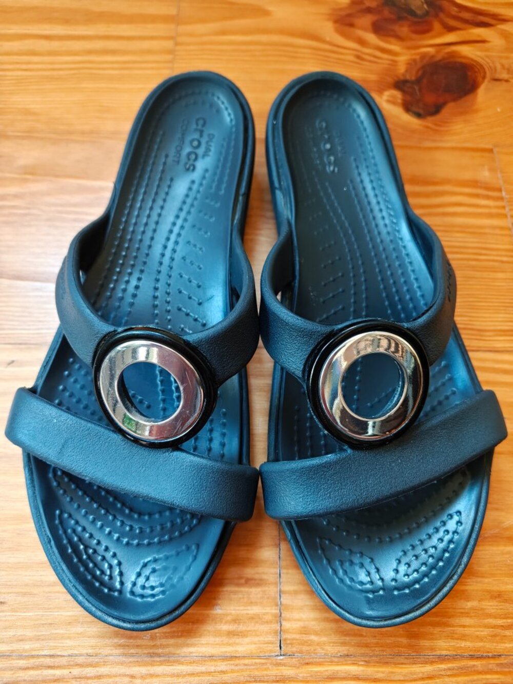 Crocs Sanrah Metal Circle Slide Sandal Womens 8 Black Comfort Slip On - Picture 3 of 9